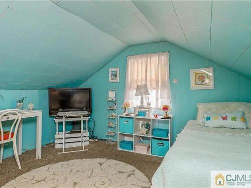 Habitación azul con cama y TV en Churchill, 