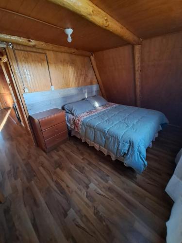 uma vista superior de uma cama num camarote em Cabaña Los Pinos em Chonchi