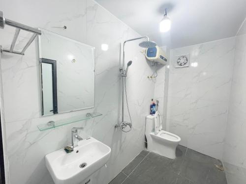 biała łazienka z umywalką i toaletą w obiekcie Nam My Van Homestay w mieście Thái Nguyên