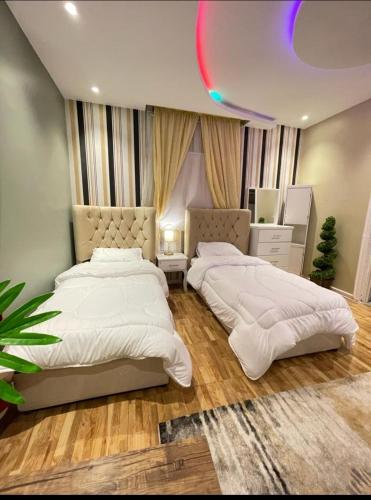 Llit o llits en una habitació de Al Muftaha Apartment