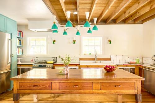 Billede fra billedgalleriet på Designer Farmhouse -Hot Tub -Sunset Porch -Firepit i Roxbury