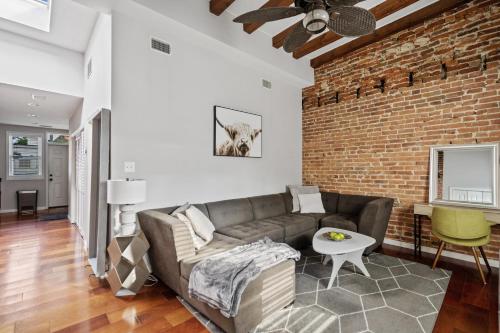 Khu vực ghế ngồi tại Perfect Location! Stylish Condo Steps Away from Nationals Stadium and Navy Yard in DC's Southwest Gem