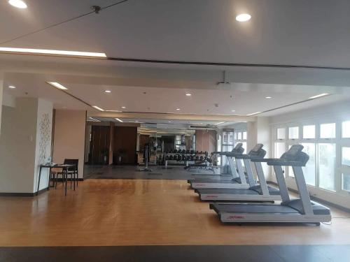 Centrul de fitness și/sau facilități de fitness de la Affordable 2BR with Terrace Shan Place Infina Tower-QC