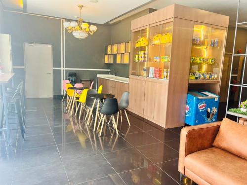 a kitchen with a table and chairs in a room at Smile Hotel Klang Bukit Tinggi in Kampong Telok Gadong Besar