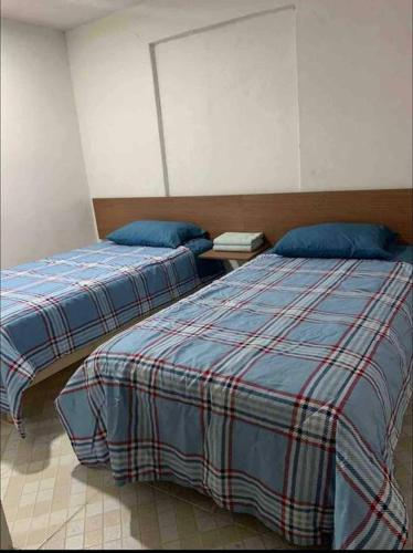 - deux lits assis l'un à côté de l'autre dans une pièce dans l'établissement 1 casa cochera 2 recamaras centrica, à Torreón