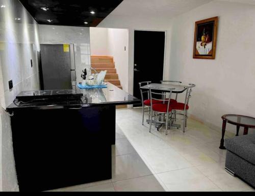 une cuisine avec un comptoir, une table et des chaises dans l'établissement 1 casa cochera 2 recamaras centrica, à Torreón