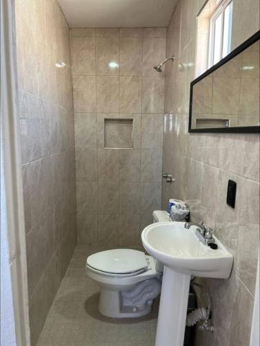 La salle de bains est pourvue de toilettes et d'un lavabo. dans l'établissement 1 casa cochera 2 recamaras centrica, à Torreón