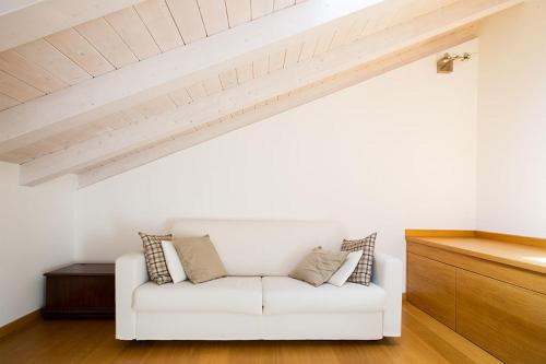 a white couch in a room with a wooden ceiling at Apartment 23 in Como