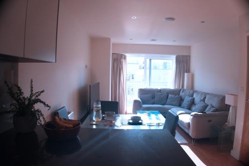 A seating area at Luxury London flat 5 min walk to Tube Underground