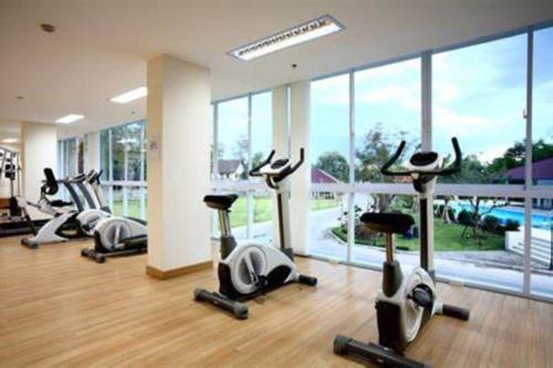 Fitness centrum a/nebo fitness zařízení v ubytování Touch hill place condo near the Chiang Mai conference center