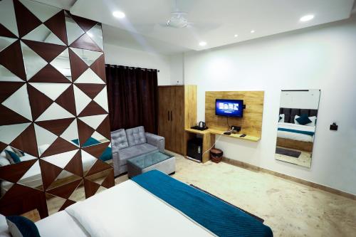 1 dormitorio con 1 cama y TV en una habitación en Radha Bihari Nikunj Inn, en Vrindāvan