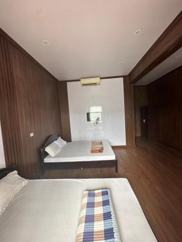 Kleines Zimmer mit 2 Betten und einem Tisch in der Unterkunft Khách Sạn Thiên Hương - Thiên hương Hotel 