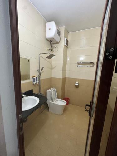 ein Bad mit einem WC und einem Waschbecken in der Unterkunft Khách Sạn Thiên Hương - Thiên hương Hotel 