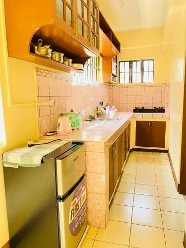 uma cozinha com um lavatório e um fogão em Unit Three Transient Home em Baguio