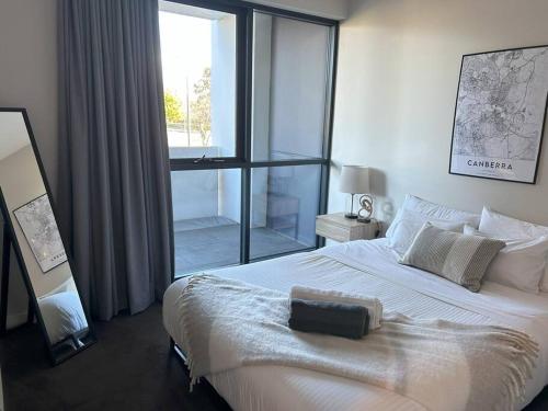 Ένα ή περισσότερα κρεβάτια σε δωμάτιο στο Modern Griffith Apartment