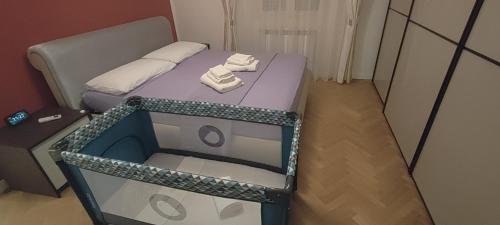 małe łóżko z dwoma ręcznikami w pokoju w obiekcie SEA PEARL (PERLA MARINA) w mieście Livorno