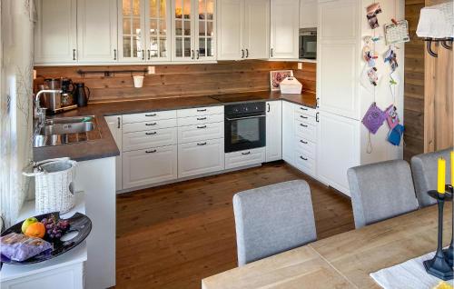 een keuken met witte kasten en een aanrecht bij 5 Bedroom Gorgeous Home In Sjusjen in Sjusjøen