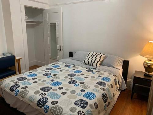 1 dormitorio con 1 cama con edredón azul y blanco en EL Cerrito Home - Private Rooms with Shared Bathroom near Berkeley SFO, en El Cerrito