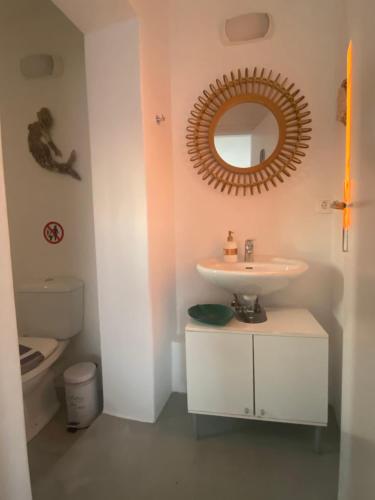 baño con lavabo y espejo en la pared en Sing and Blossom Accommodation en Mykonos ciudad