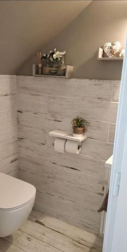 une salle de bain avec des toilettes, un lavabo et un porte-papier toilette dans l'établissement Villa NathAlain, à Gignac-la-Nerthe