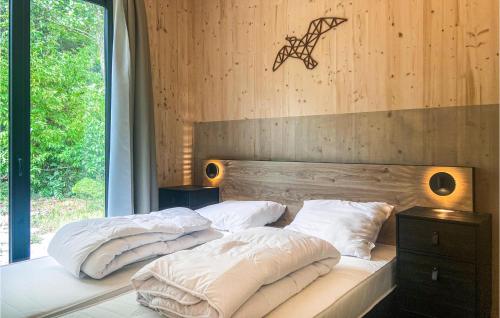 Säng eller sängar i ett rum på Stunning Caravan In Callantsoog With Wifi And 2 Bedrooms
