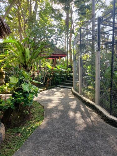 Un jardín fuera de Kartika Dahayu Private Pool Villas