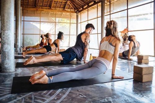 - un groupe de personnes dans un cours de yoga dans l'établissement Tantawan sea view residence 山海居, à Salad Beach