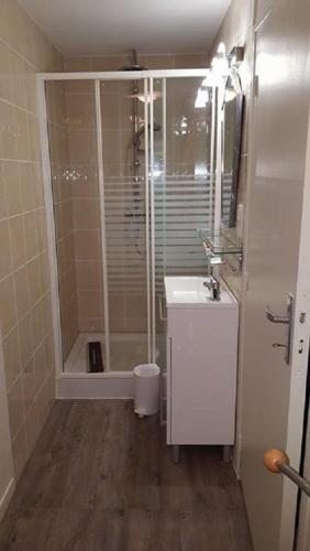 une salle de bain avec une douche, un lavabo et des toilettes dans l'établissement 1843 le ruisseau du moulin, à Seuil