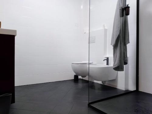 Ett badrum på Dolomiten Lounge - parcheggio privato incluso