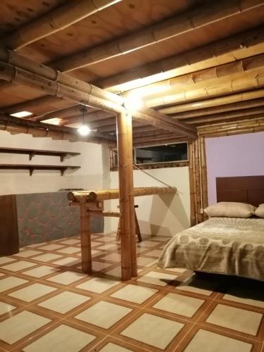 1 dormitorio con cama y techo de madera en Casa el edén, en Choachí