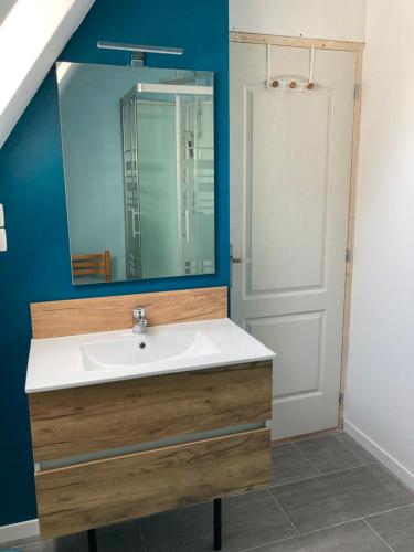 y baño con lavabo y espejo. en Gîte de Kermoal-location de vacances, en Poullan-sur-Mer