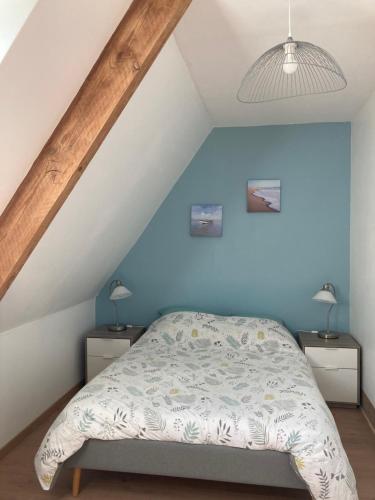 1 dormitorio con 1 cama y 2 mesitas de noche en Gîte de Kermoal-location de vacances, en Poullan-sur-Mer