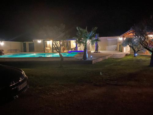 Kolam renang di atau dekat dengan Petit paradis en Provence