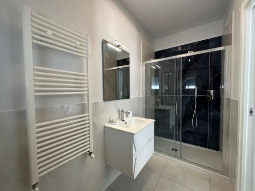 特羅佩阿的住宿－Il Narciso Residence，白色的浴室设有水槽和淋浴。
