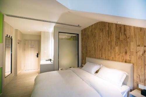 Ένα ή περισσότερα κρεβάτια σε δωμάτιο στο Beijing Saga Hotel