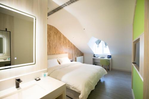 Ένα ή περισσότερα κρεβάτια σε δωμάτιο στο Beijing Saga Hotel
