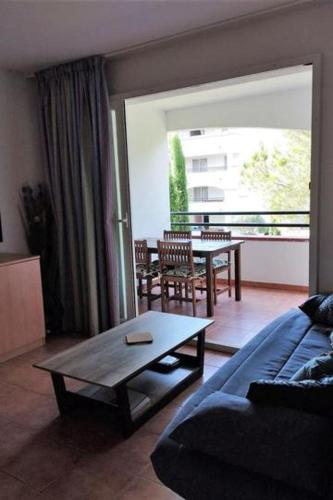 un salon avec un canapé et une table dans l'établissement Vacances en Corse, à San-Nicolao