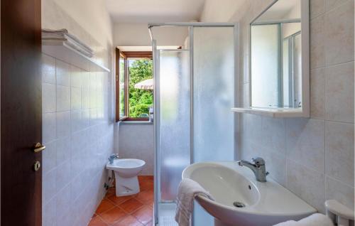 ApecchioにあるValguerriera 6- Rosa Cremisiのバスルーム(洗面台、トイレ、鏡付)