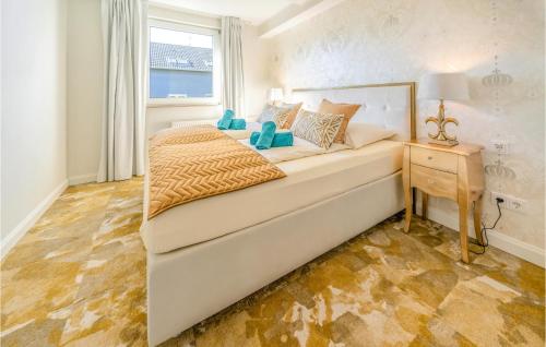 1 dormitorio con cama, mesa y ventana en Stunning Apartment In Mettmann With Wifi, en Mettmann