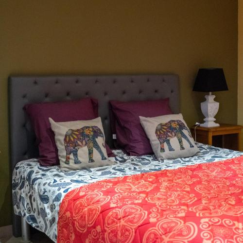 un lit avec deux oreillers d'éléphant dessus dans l'établissement Le Fauverney Lodge, à Fauverney