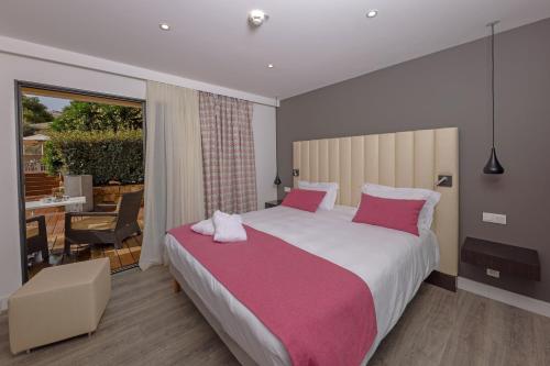 Postel nebo postele na pokoji v ubytování Hotel Saint Christophe
