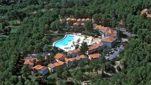 une vue aérienne d'un complexe avec piscine dans l'établissement Golf Sauvignon 13, à Lacanau