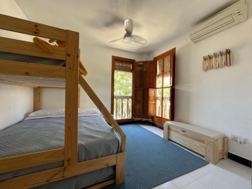 sypialnia z łóżkiem piętrowym i schodami w obiekcie Varadero Calma w mieście Santa Pola