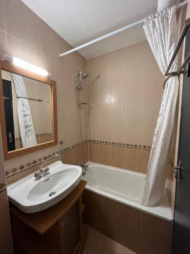 a bathroom with a sink and a bath tub at Ski Piau engaly 50 m des pistes de ski et du cœur de station in Aragnouet