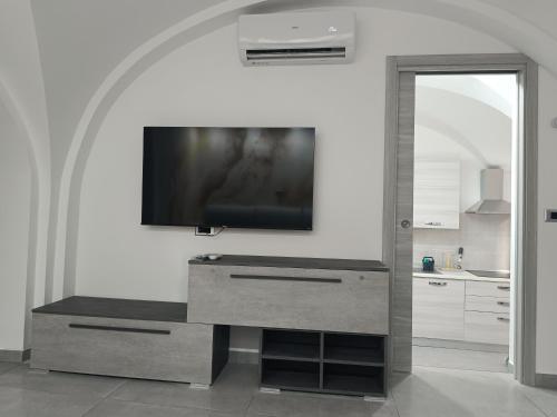 ein Wohnzimmer mit einem Flachbild-TV an der Wand in der Unterkunft Casa Dolce Vita in Ventimiglia
