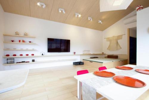 京都的住宿－スイートステイ京都 Suite Stay Kyoto，一个大客厅,配有一张桌子和一张乒乓球桌