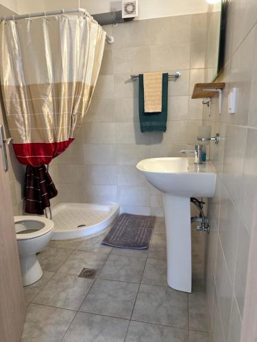 bagno con lavandino e servizi igienici di LOTUS STUDIO APARTMENT NORTH a Lixouri
