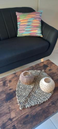 een woonkamer met een bank en een tafel bij La Pifote in Villes-sur-Auzon