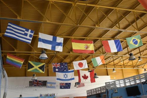 Une bande de drapeaux suspendus au plafond d'un bâtiment dans l'établissement Ostello Salento, à Alezio