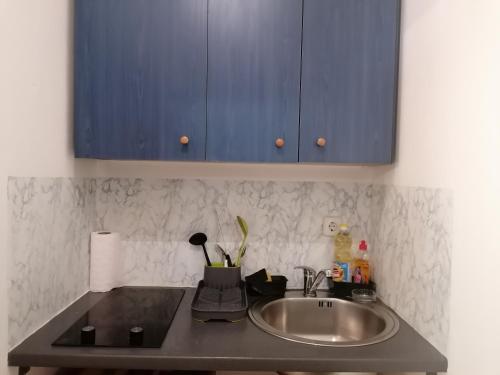 encimera de cocina con fregadero y armario azul en Big Apartman for1 or2or3or4, en Split